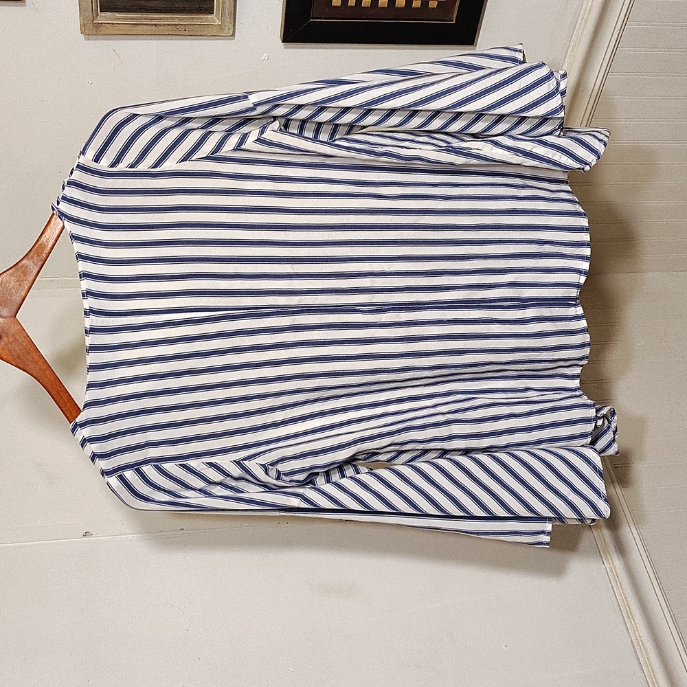KEREN hart Blue and White Pleated Blouse with V-Neck FLAWED - Picture 6 of 6